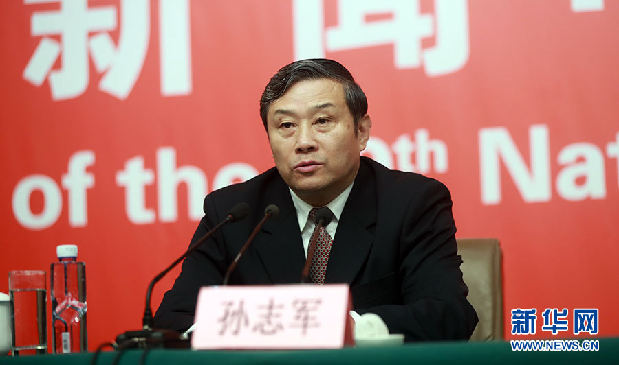   　10月20日，十九大新闻中心举行记者会，邀请中宣部、中央文明办、文化部、新闻出版广电总局相关负责人介绍加强思想道德和文化建设情况，并回答记者提问。图为中宣部副部长孙志军向与会记者介绍情况。新华网 郝广鹏 摄