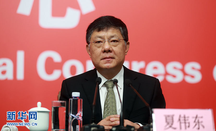  　10月20日，十九大新闻中心举行记者会，邀请中宣部、中央文明办、文化部、新闻出版广电总局相关负责人介绍加强思想道德和文化建设情况，并回答记者提问。图为中央文明办专职副主任夏伟东向与会记者介绍情况。新华网 郝广鹏 摄