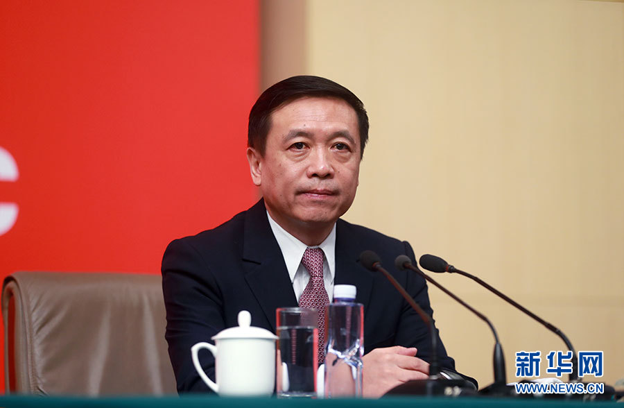   　10月20日，十九大新闻中心举行记者会，邀请中宣部、中央文明办、文化部、新闻出版广电总局相关负责人介绍加强思想道德和文化建设情况，并回答记者提问。图为新闻出版广电总局副局长张宏森向与会记者介绍情况。新华网 郝广鹏 摄