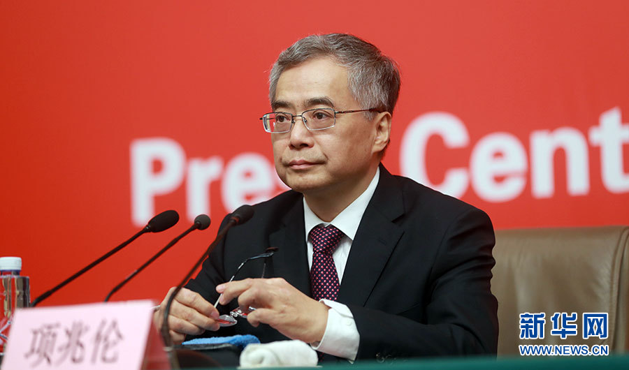   　10月20日，十九大新闻中心举行记者会，邀请中宣部、中央文明办、文化部、新闻出版广电总局相关负责人介绍加强思想道德和文化建设情况，并回答记者提问。图为文化部副部长项兆伦向与会记者介绍情况。新华网 郝广鹏 摄