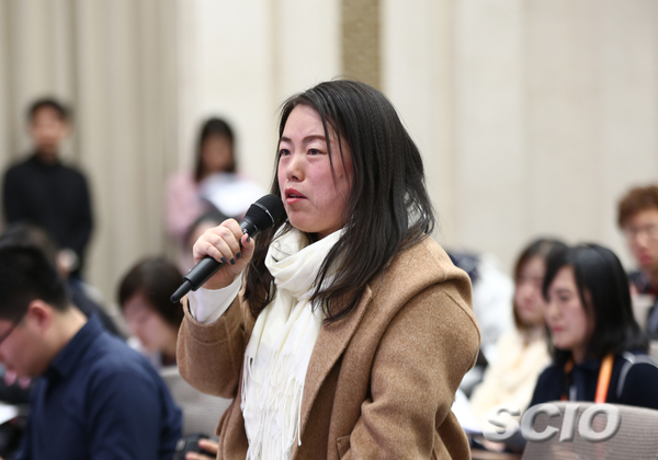 香港经济导报记者提问（刘健 摄）