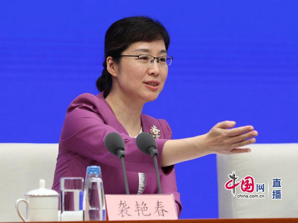 国务院联防联控机制于2020年5月8日（星期五）上午10时举行新闻发布会，请交通运输部副部长刘小明、商务部副部长王炳南、文化和旅游部党组成员王晓峰、国家卫生健康委副主任李斌介绍“五一”小长假期间交通、消费、旅游和疫情防控有关情况
，并答记者问。图为国新办新闻局副局长袭艳春邀请记者提问。