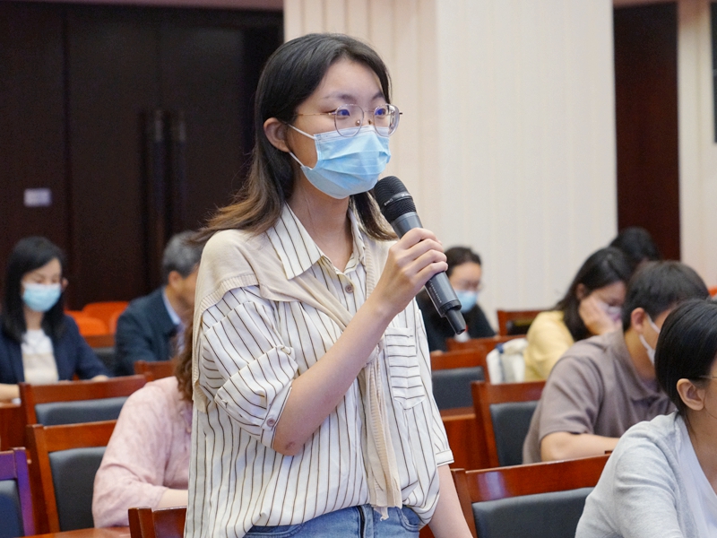 2023年5月30日上午10:00，文化和旅游部召开2023年“文化和自然遗产日”非遗宣传展示活动新闻发布会，介绍2023年“文化和自然遗产日”非遗宣传展示活动有关情况，并回答记者提问。图为中国妇女报记者提问。文化和旅游部政府门户网站记者 周祎 摄。