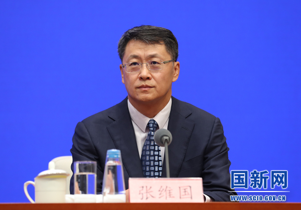   国务院新闻办公室于2023年7月14日（星期五）下午3时举行国务院政策例行吹风会，请外交部副部长邓励、教育部国际合作与交流司负责人陈大立、司法部立法一局局长张耀明、商务部对外投资和经济合作司司长张力、文化和旅游部国际交流与合作局负责人张维国介绍领事保护与协助有关情况，并答记者问。图为文化和旅游部国际交流与合作局负责人张维国。（徐想 摄）
