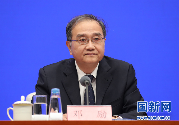   国务院新闻办公室于2023年7月14日（星期五）下午3时举行国务院政策例行吹风会，请外交部副部长邓励、教育部国际合作与交流司负责人陈大立、司法部立法一局局长张耀明、商务部对外投资和经济合作司司长张力、文化和旅游部国际交流与合作局负责人张维国介绍领事保护与协助有关情况，并答记者问。图为外交部副部长邓励。（徐想 摄）