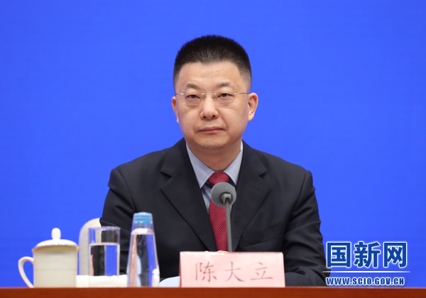   国务院新闻办公室于2023年7月14日（星期五）下午3时举行国务院政策例行吹风会，请外交部副部长邓励、教育部国际合作与交流司负责人陈大立、司法部立法一局局长张耀明、商务部对外投资和经济合作司司长张力、文化和旅游部国际交流与合作局负责人张维国介绍领事保护与协助有关情况，并答记者问。图为教育部国际合作与交流司负责人陈大立。（徐想 摄）