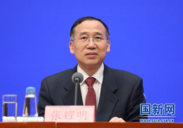   国务院新闻办公室于2023年7月14日（星期五）下午3时举行国务院政策例行吹风会，请外交部副部长邓励、教育部国际合作与交流司负责人陈大立、司法部立法一局局长张耀明、商务部对外投资和经济合作司司长张力、文化和旅游部国际交流与合作局负责人张维国介绍领事保护与协助有关情况，并答记者问。图为司法部立法一局局长张耀明。（徐想 摄）