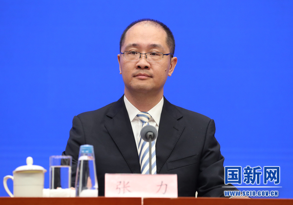 国务院新闻办公室于2023年7月14日（星期五）下午3时举行国务院政策例行吹风会，请外交部副部长邓励、教育部国际合作与交流司负责人陈大立、司法部立法一局局长张耀明、商务部对外投资和经济合作司司长张力、文化和旅游部国际交流与合作局负责人张维国介绍领事保护与协助有关情况，并答记者问。图为商务部对外投资和经济合作司司长张力。（徐想 摄）
