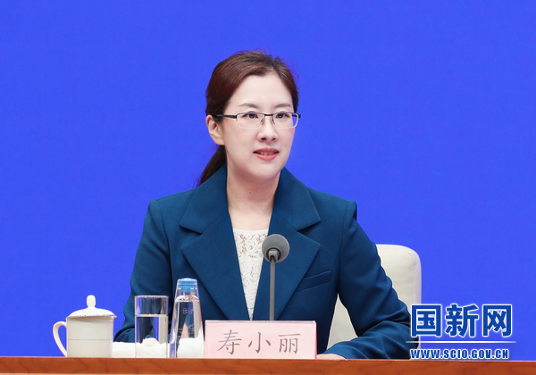 国务院新闻办公室于2023年7月14日（星期五）下午3时举行国务院政策例行吹风会，请外交部副部长邓励、教育部国际合作与交流司负责人陈大立、司法部立法一局局长张耀明、商务部对外投资和经济合作司司长张力、文化和旅游部国际交流与合作局负责人张维国介绍领事保护与协助有关情况，并答记者问。图为国务院新闻办新闻局副局长、新闻发言人寿小丽。（栾海军 摄）