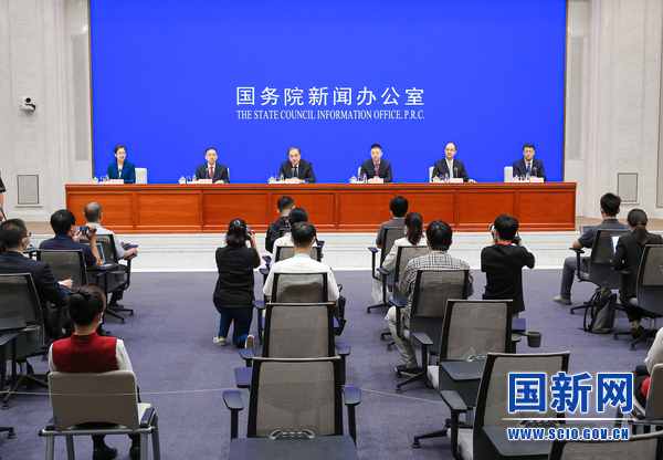 国务院新闻办公室于2023年7月14日（星期五）下午3时举行国务院政策例行吹风会，请外交部副部长邓励、教育部国际合作与交流司负责人陈大立、司法部立法一局局长张耀明、商务部对外投资和经济合作司司长张力、文化和旅游部国际交流与合作局负责人张维国介绍领事保护与协助有关情况，并答记者问。图为新闻发布会主席台。（刘健 摄）