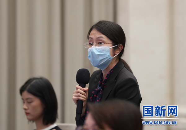 国务院新闻办公室于2023年7月14日（星期五）下午3时举行国务院政策例行吹风会，请外交部副部长邓励、教育部国际合作与交流司负责人陈大立、司法部立法一局局长张耀明、商务部对外投资和经济合作司司长张力、文化和旅游部国际交流与合作局负责人张维国介绍领事保护与协助有关情况，并答记者问。图为中央广播电视总台央视记者提问。（刘健 摄）