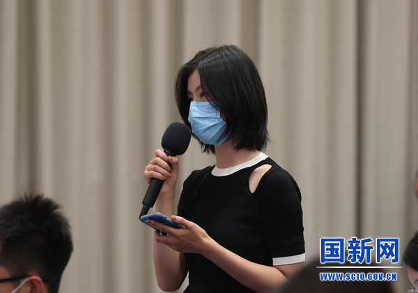 国务院新闻办公室于2023年7月14日（星期五）下午3时举行国务院政策例行吹风会，请外交部副部长邓励、教育部国际合作与交流司负责人陈大立、司法部立法一局局长张耀明、商务部对外投资和经济合作司司长张力、文化和旅游部国际交流与合作局负责人张维国介绍领事保护与协助有关情况，并答记者问。图为中国日报记者提问。（刘健 摄）