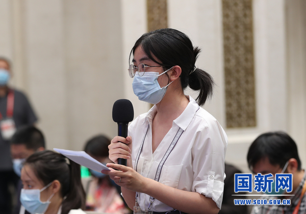 国务院新闻办公室于2023年7月14日（星期五）下午3时举行国务院政策例行吹风会，请外交部副部长邓励、教育部国际合作与交流司负责人陈大立、司法部立法一局局长张耀明、商务部对外投资和经济合作司司长张力、文化和旅游部国际交流与合作局负责人张维国介绍领事保护与协助有关情况，并答记者问。图为中国新闻社记者提问。（刘健 摄）