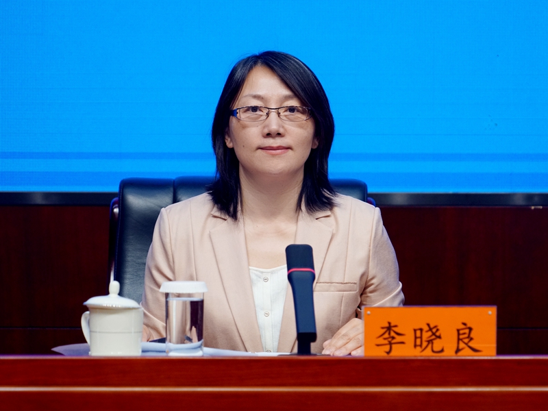 2024年6月27日下午15:00,文化和旅游部召开2024年第二季度例行新闻发布会,介绍全国暑期文化和旅游消费季、“致敬新时代”红色故事宣讲活动、全国大学生红色旅游创意策划大赛、文化和旅游领域设备更新有关情况及汛期、暑期出游提示,并答记者问。图为文化和旅游部办公厅副主任、主持人李晓良。文化和旅游部政府门户网站 周祎 摄