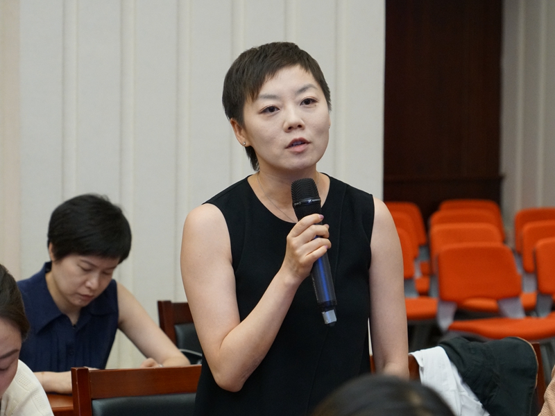 2024年6月27日下午15:00，文化和旅游部召开2024年第二季度例行新闻发布会，介绍全国暑期文化和旅游消费季、“致敬新时代”红色故事宣讲活动、全国大学生红色旅游创意策划大赛、文化和旅游领域设备更新有关情况及汛期、暑期出游提示，并答记者问。图为中央广播电视总台记者提问。文化和旅游部政府门户网站 周祎 摄
