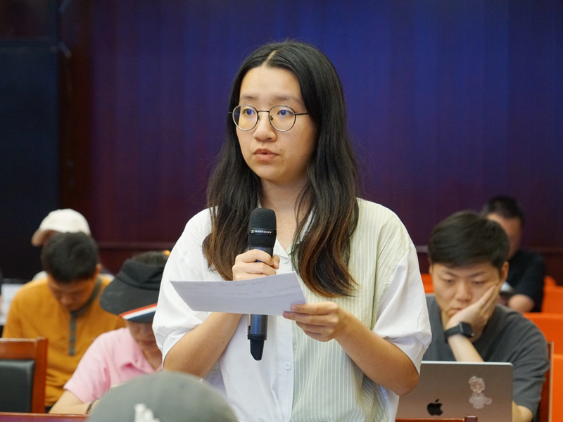 2024年08月09日上午10:00，文化和旅游部召开首届中国新疆民间艺术季新闻发布会，介绍首届中国新疆民间艺术季有关情况，并答记者问。图为光明日报记者提问。文化和旅游部政府门户网站 周祎 摄