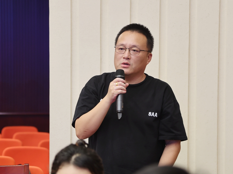2024年08月14日下午15:00，文化和旅游部召开第十二届全国杂技展演新闻发布会，介绍第十二届全国杂技展演有关情况，并答记者问。图为北京市电视台记者提问。文化和旅游部政府门户网站 周祎 摄