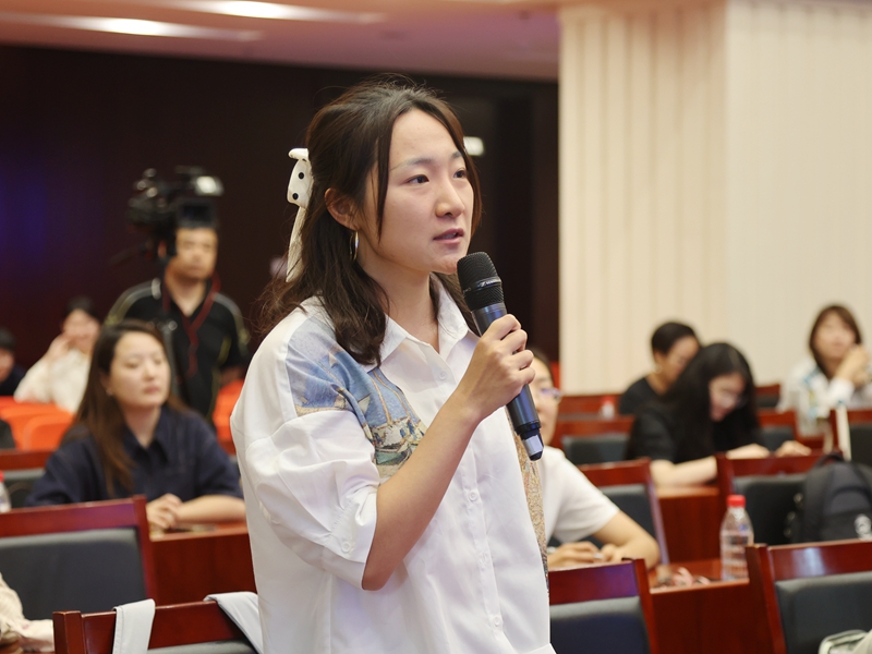 2024年08月14日下午15:00，文化和旅游部召开第十二届全国杂技展演新闻发布会，介绍第十二届全国杂技展演有关情况，并答记者问。图为中国旅游报记者提问。文化和旅游部政府门户网站 周祎 摄