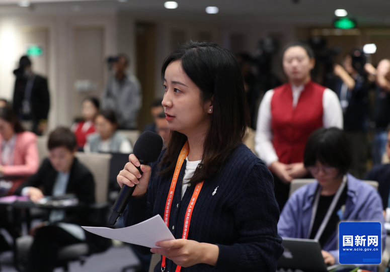 国务院新闻办公室于2024年9月30日（星期一）下午2时30分举行“推动高质量发展”系列主题新闻发布会，图为极目新闻记者提问。刘健 摄