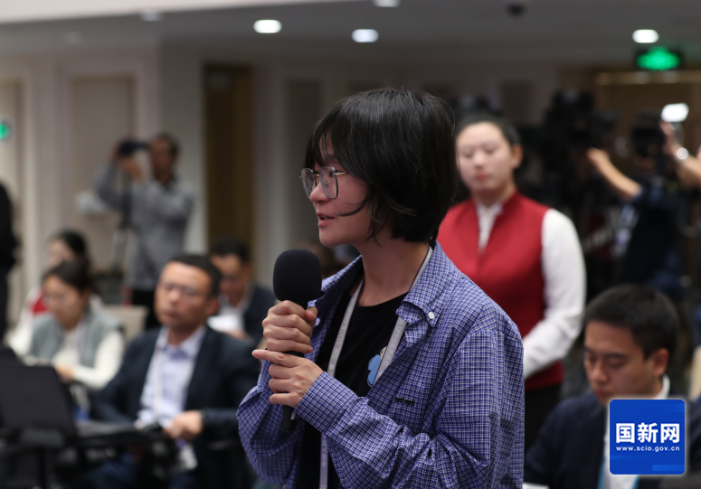 国务院新闻办公室于2024年9月30日（星期一）下午2时30分举行“推动高质量发展”系列主题新闻发布会，图为科技日报记者提问。刘健 摄