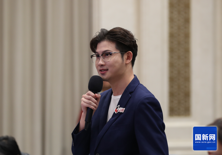 国务院新闻办公室于2024年9月30日（星期一）下午2时30分举行“推动高质量发展”系列主题新闻发布会，图为封面新闻记者提问。刘健 摄