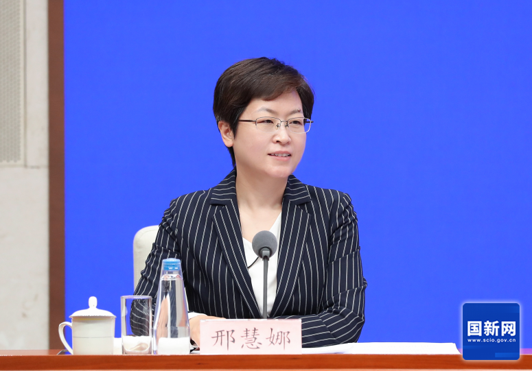   国务院新闻办公室于2025年4月27日（星期日）下午3时举行新闻发布会，介绍优化离境退税政策扩大入境消费有关情况，并答记者问，图为国务院新闻办新闻局副局长、新闻发言人邢慧娜。栾海军 摄