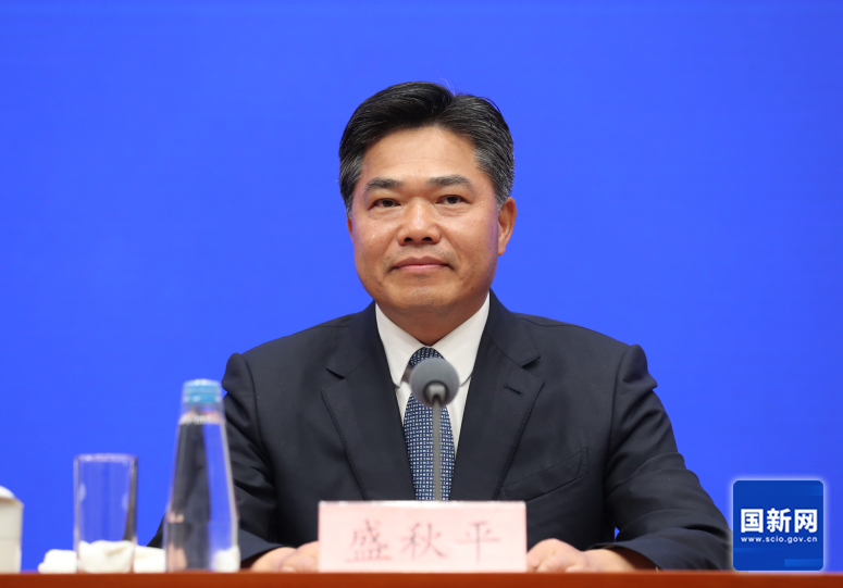   国务院新闻办公室于2025年4月27日（星期日）下午3时举行新闻发布会，介绍优化离境退税政策扩大入境消费有关情况，并答记者问，图为商务部副部长盛秋平。徐想 摄