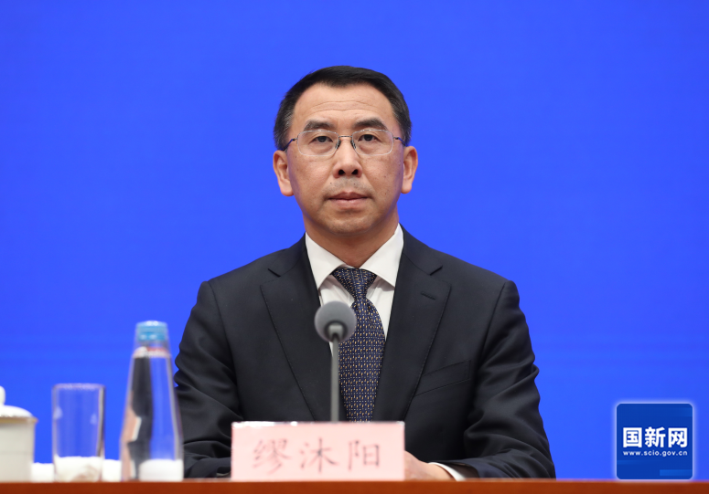 国务院新闻办公室于2025年4月27日（星期日）下午3时举行新闻发布会，介绍优化离境退税政策扩大入境消费有关情况，并答记者问，图为文化和旅游部产业发展司司长缪沐阳。徐想 摄