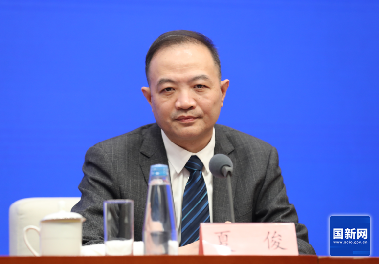 国务院新闻办公室于2025年4月27日（星期日）下午3时举行新闻发布会，介绍优化离境退税政策扩大入境消费有关情况，并答记者问，图为海关总署口岸监管司司长夏俊。徐想 摄