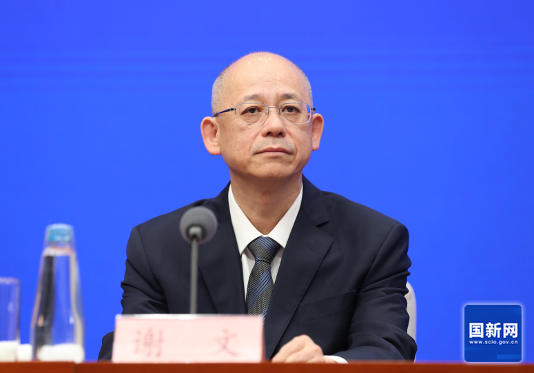 国务院新闻办公室于2025年4月27日（星期日）下午3时举行新闻发布会，介绍优化离境退税政策扩大入境消费有关情况，并答记者问，图为税务总局货物和劳务税司司长谢文。徐想 摄