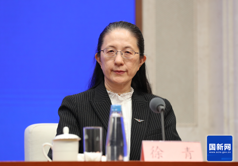 国务院新闻办公室于2025年4月27日（星期日）下午3时举行新闻发布会，介绍优化离境退税政策扩大入境消费有关情况，并答记者问，图为中国民航局运输司司长徐青。徐想 摄