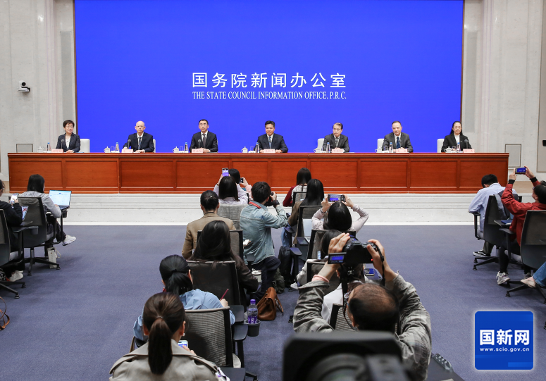   国务院新闻办公室于2025年4月27日（星期日）下午3时举行新闻发布会，介绍优化离境退税政策扩大入境消费有关情况，并答记者问，图为新闻发布会现场。刘健 摄