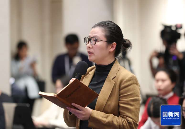 国务院新闻办公室于2025年4月27日（星期日）下午3时举行新闻发布会，介绍优化离境退税政策扩大入境消费有关情况，并答记者问，图为中央广播电视总台央视记者提问。刘健 摄