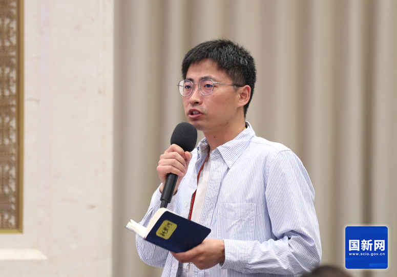国务院新闻办公室于2025年4月27日（星期日）下午3时举行新闻发布会，介绍优化离境退税政策扩大入境消费有关情况，并答记者问，图为新黄河客户端记者提问。刘健 摄