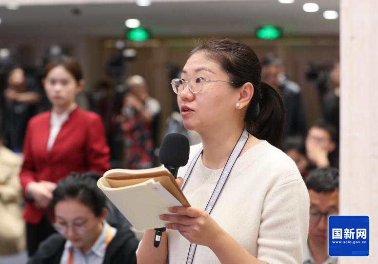 国务院新闻办公室于2025年4月27日（星期日）下午3时举行新闻发布会，介绍优化离境退税政策扩大入境消费有关情况，并答记者问，图为经济日报记者提问。刘健 摄