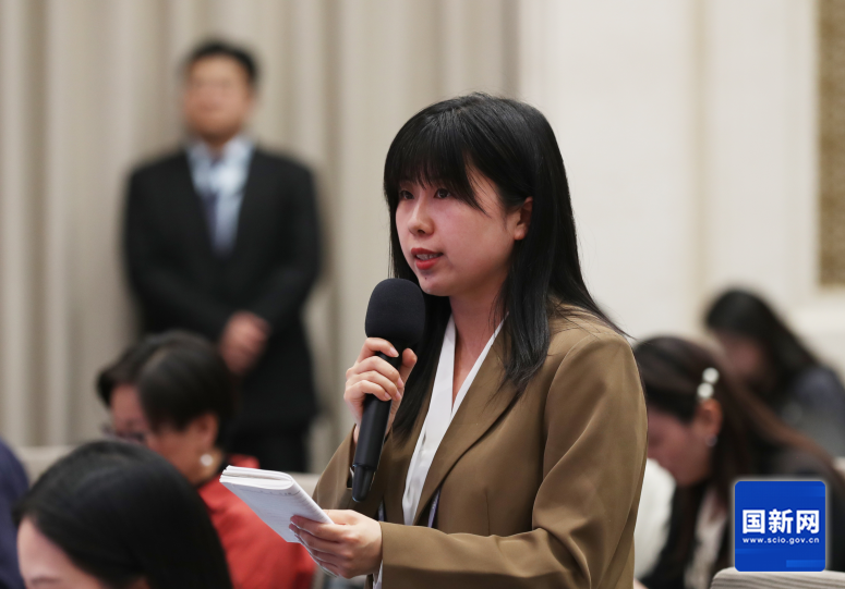 国务院新闻办公室于2025年4月27日（星期日）下午3时举行新闻发布会，介绍优化离境退税政策扩大入境消费有关情况，并答记者问，图为大众新闻大众日报记者提问。刘健 摄