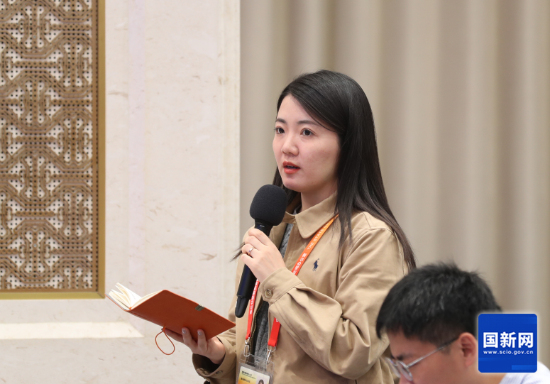 国务院新闻办公室于2025年4月27日（星期日）下午3时举行新闻发布会，介绍优化离境退税政策扩大入境消费有关情况，并答记者问，图为海报新闻记者提问。刘健 摄