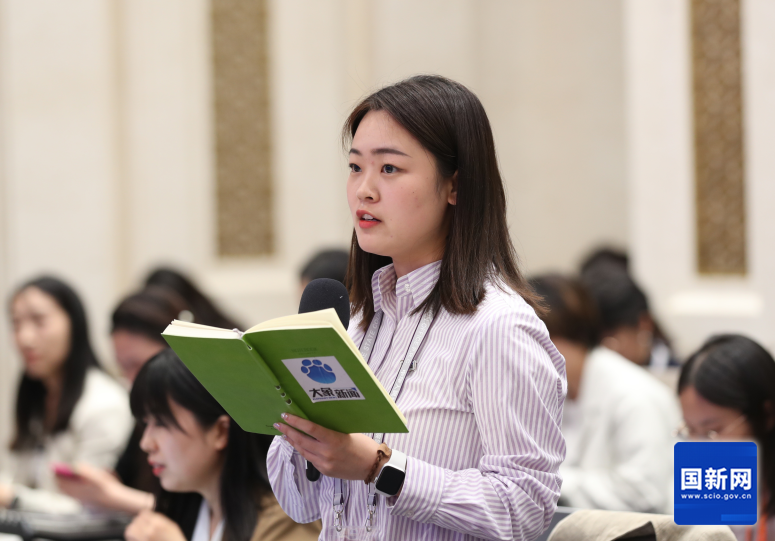 国务院新闻办公室于2025年4月27日（星期日）下午3时举行新闻发布会，介绍优化离境退税政策扩大入境消费有关情况，并答记者问，图为大象新闻记者提问。刘健 摄