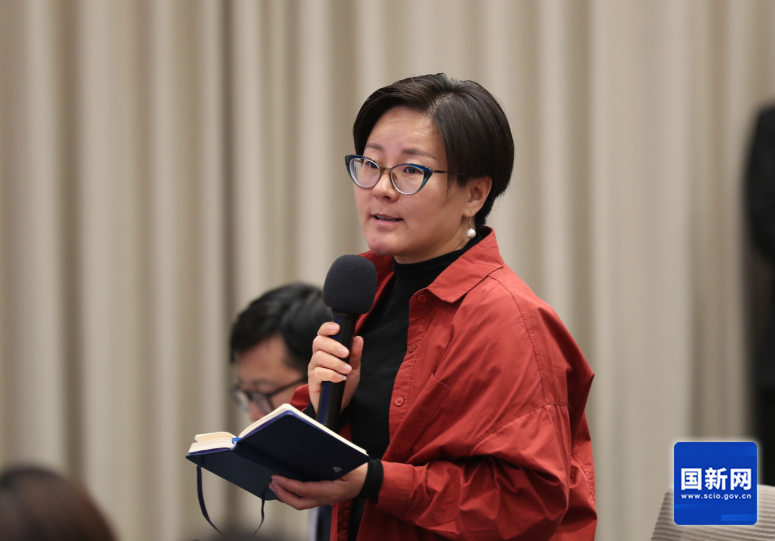 国务院新闻办公室于2025年4月27日（星期日）下午3时举行新闻发布会，介绍优化离境退税政策扩大入境消费有关情况，并答记者问，图为闪电新闻记者提问。刘健 摄