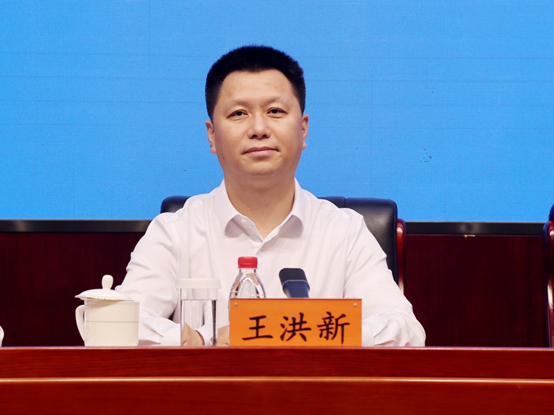   2025年6月18日（星期三）下午3时，文化和旅游部召开第37届中国·哈尔滨之夏音乐会新闻发布会， 介绍第37届中国·哈尔滨之夏音乐会总体情况、筹备情况，主体活动——第十六届全国声乐展演暨第二届全国优秀交响乐作品展演相关情况，并答记者问。图为哈尔滨市文化广电和旅游局局长王洪新。文化和旅游部信息中心 周祎 摄