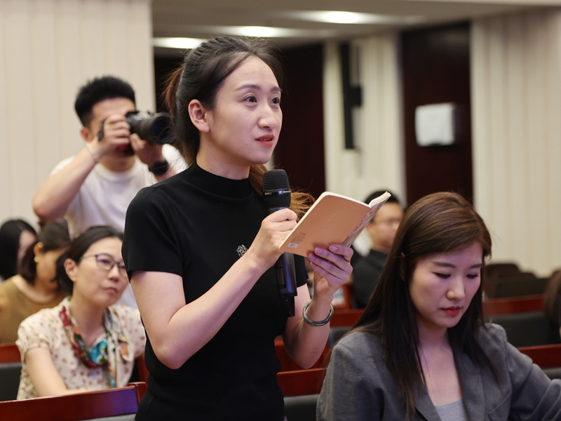 2025年6月18日（星期三）下午3时，文化和旅游部召开第37届中国·哈尔滨之夏音乐会新闻发布会， 介绍第37届中国·哈尔滨之夏音乐会总体情况、筹备情况，主体活动——第十六届全国声乐展演暨第二届全国优秀交响乐作品展演相关情况，并答记者问。图为哈尔滨广播电视台记者提问。文化和旅游部信息中心 周祎 摄