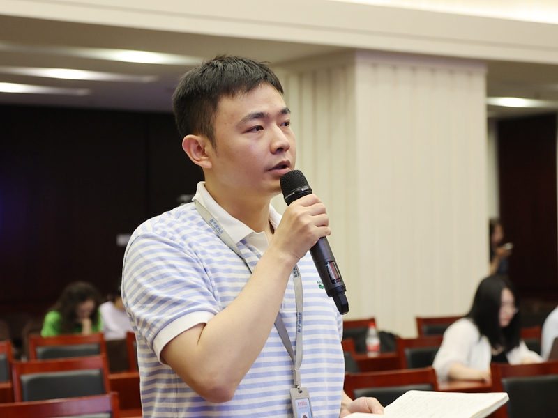 2025年6月18日（星期三）下午3时，文化和旅游部召开第37届中国·哈尔滨之夏音乐会新闻发布会， 介绍第37届中国·哈尔滨之夏音乐会总体情况、筹备情况，主体活动——第十六届全国声乐展演暨第二届全国优秀交响乐作品展演相关情况，并答记者问。图为新华社记者提问。文化和旅游部信息中心 周祎 摄