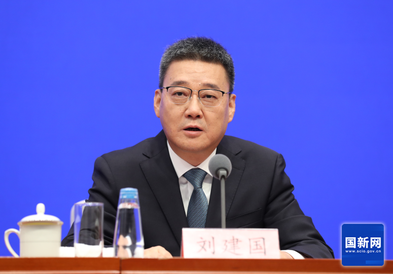   国务院新闻办公室于2025年7月3日（星期四）上午10时举行新闻发布会，介绍中国人民抗日战争暨世界反法西斯战争 胜利80周年主题展览和推出优秀文艺作品、文艺活动有关情况，并答记者问。图为广电总局副局长刘建国。徐想 摄。