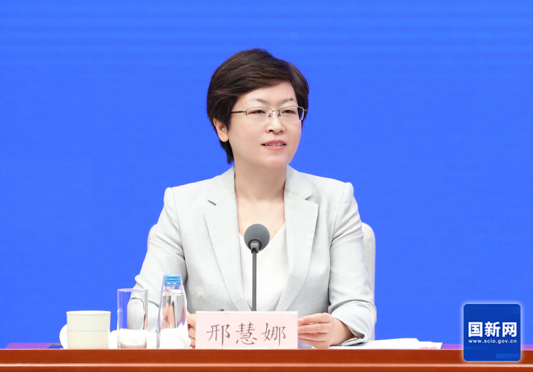   国务院新闻办公室于2025年7月3日（星期四）上午10时举行新闻发布会，介绍中国人民抗日战争暨世界反法西斯战争 胜利80周年主题展览和推出优秀文艺作品、文艺活动有关情况，并答记者问。图为国务院新闻办新闻局副局长、新闻发言人邢慧娜。徐想 摄。
