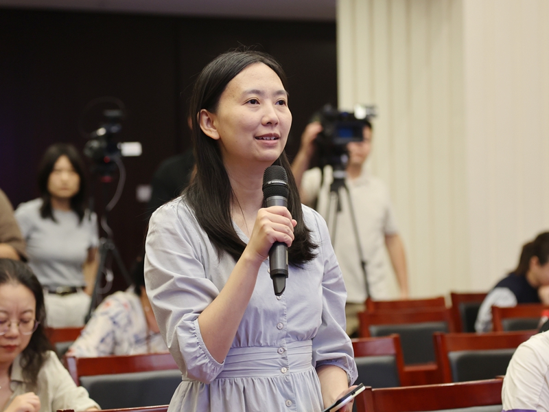2025年07月09日（星期三）下午3时，文化和旅游部召开2025年第二季度例行新闻发布会， 介绍旅游市场强迫购物整治工作有关情况，发布暑期、汛期旅游安全提示，并答记者问。图为光明日报记者提问。文化和旅游部信息中心 周祎 摄