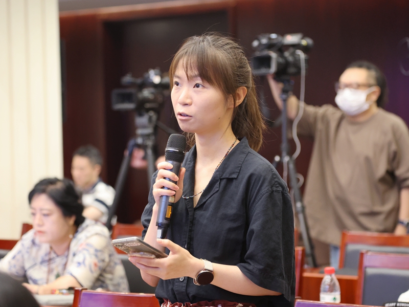 2025年07月09日（星期三）下午3时，文化和旅游部召开2025年第二季度例行新闻发布会， 介绍旅游市场强迫购物整治工作有关情况，发布暑期、汛期旅游安全提示，并答记者问。图为中国青年报记者提问。文化和旅游部信息中心 周祎 摄