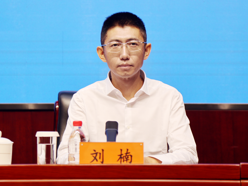 2025年07月09日（星期三）下午3时，文化和旅游部召开2025年第二季度例行新闻发布会， 介绍旅游市场强迫购物整治工作有关情况，发布暑期、汛期旅游安全提示，并答记者问。图为文化和旅游部文化市场综合执法监督局副局长刘楠。文化和旅游部信息中心 周祎 摄
