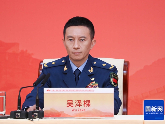   中国人民抗日战争暨世界反法西斯战争胜利80周年纪念活动新闻中心定于2025年8月28日（星期四）上午10时，在梅地亚新闻中心二层新闻发布厅举办中国人民抗日战争暨世界反法西斯战争胜利80周年纪念活动第一场记者招待会，介绍中国人民抗日战争暨世界反法西斯战争胜利80周年纪念活动有关筹备进展，并回答记者提问。图为阅兵领导小组办公室副主任、中央军委联合参谋部作战局少将副局长吴泽棵。徐想 摄