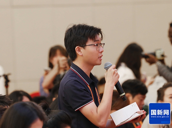 中国人民抗日战争暨世界反法西斯战争胜利80周年纪念活动新闻中心定于2025年8月28日（星期四）上午10时，在梅地亚新闻中心二层新闻发布厅举办中国人民抗日战争暨世界反法西斯战争胜利80周年纪念活动第一场记者招待会，介绍中国人民抗日战争暨世界反法西斯战争胜利80周年纪念活动有关筹备进展，并回答记者提问。图为人民日报社记者提问。刘健 摄