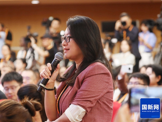 中国人民抗日战争暨世界反法西斯战争胜利80周年纪念活动新闻中心定于2025年8月28日（星期四）上午10时，在梅地亚新闻中心二层新闻发布厅举办中国人民抗日战争暨世界反法西斯战争胜利80周年纪念活动第一场记者招待会，介绍中国人民抗日战争暨世界反法西斯战争胜利80周年纪念活动有关筹备进展，并回答记者提问。图为香港大公文汇传媒集团记者提问。刘健 摄